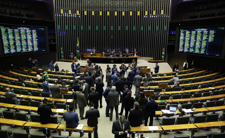 Deputados analisam propostas no Plenário Foto: MyKe Sena/Câmara dos Deputados