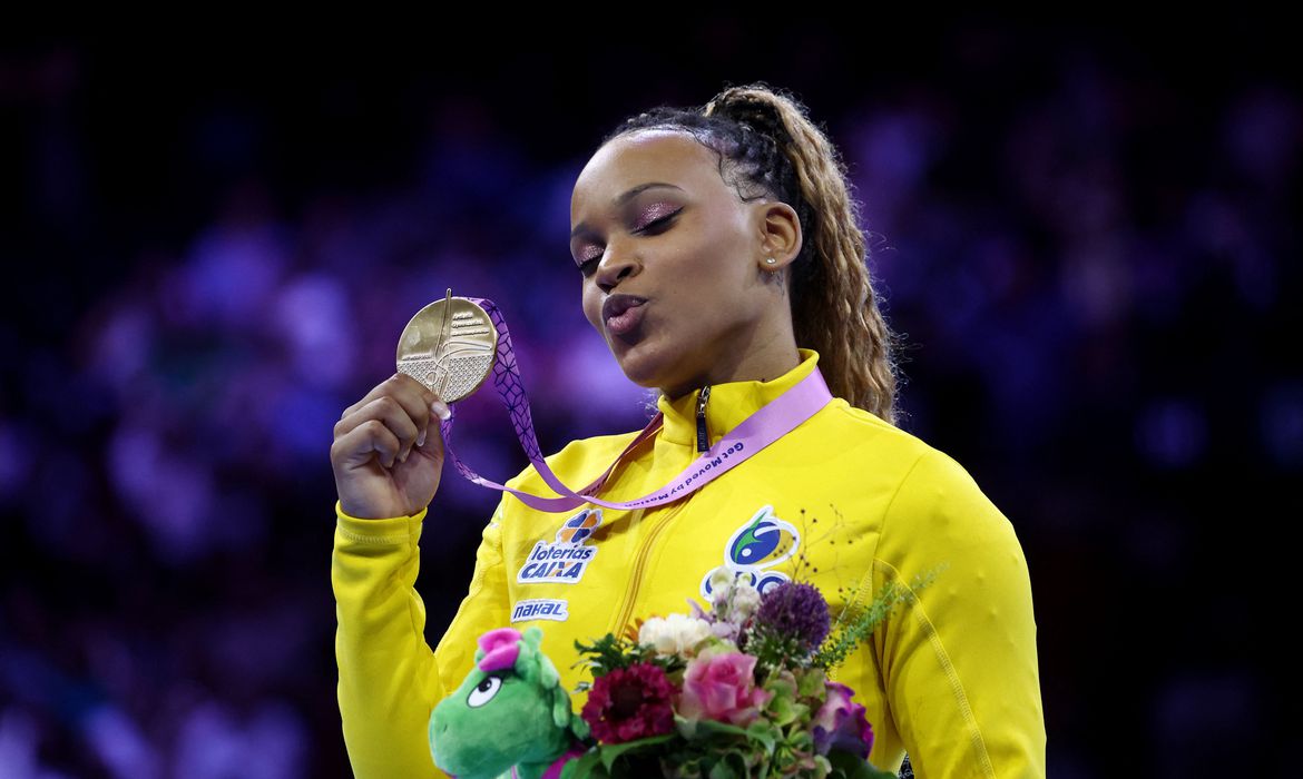 Rebeca Andrade sobre ouro no campeonato Mundial de Ginástica