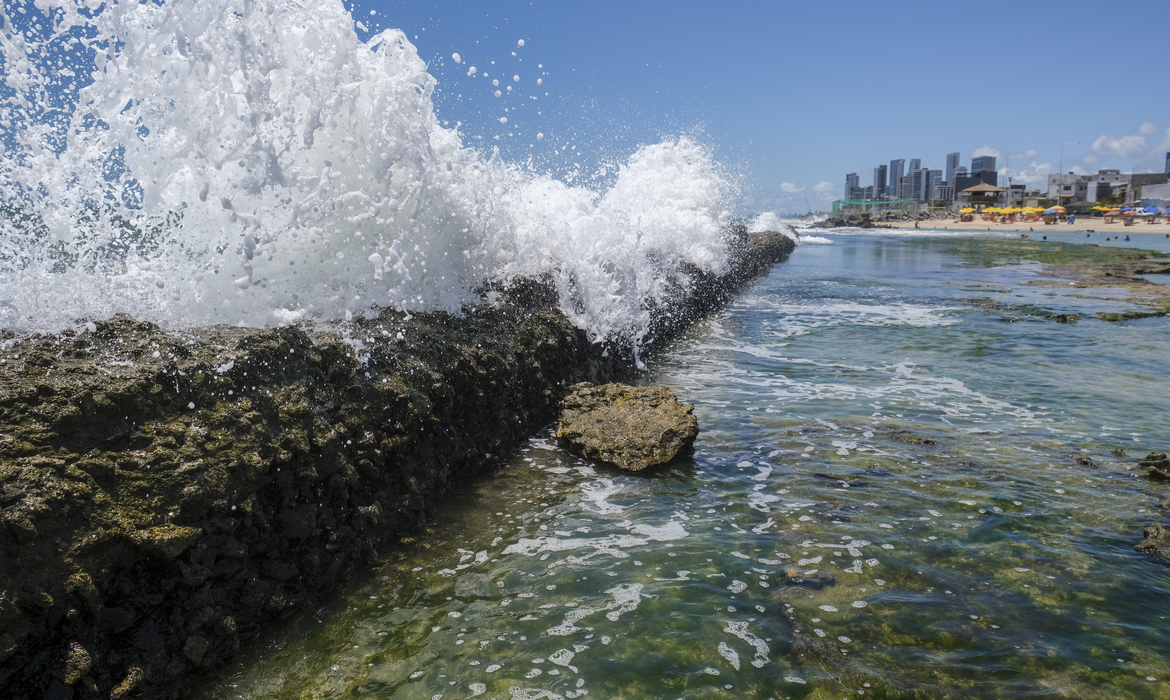 As formações rochosas absorvem até 96% do impacto das ondas. Foto: Fernando Frazão/Agência Brasil
