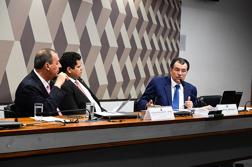 Omar Aziz e Davi Alcolumbre ouvem o relator, Eduardo Braga. Foto: Roque de Sá/Agência Senado