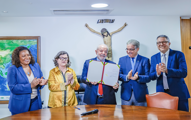 Presidente Lula assina PL que reconhece o forró como manifestação da cultura nacional. Foto: Ricardo Stuckert/ PR