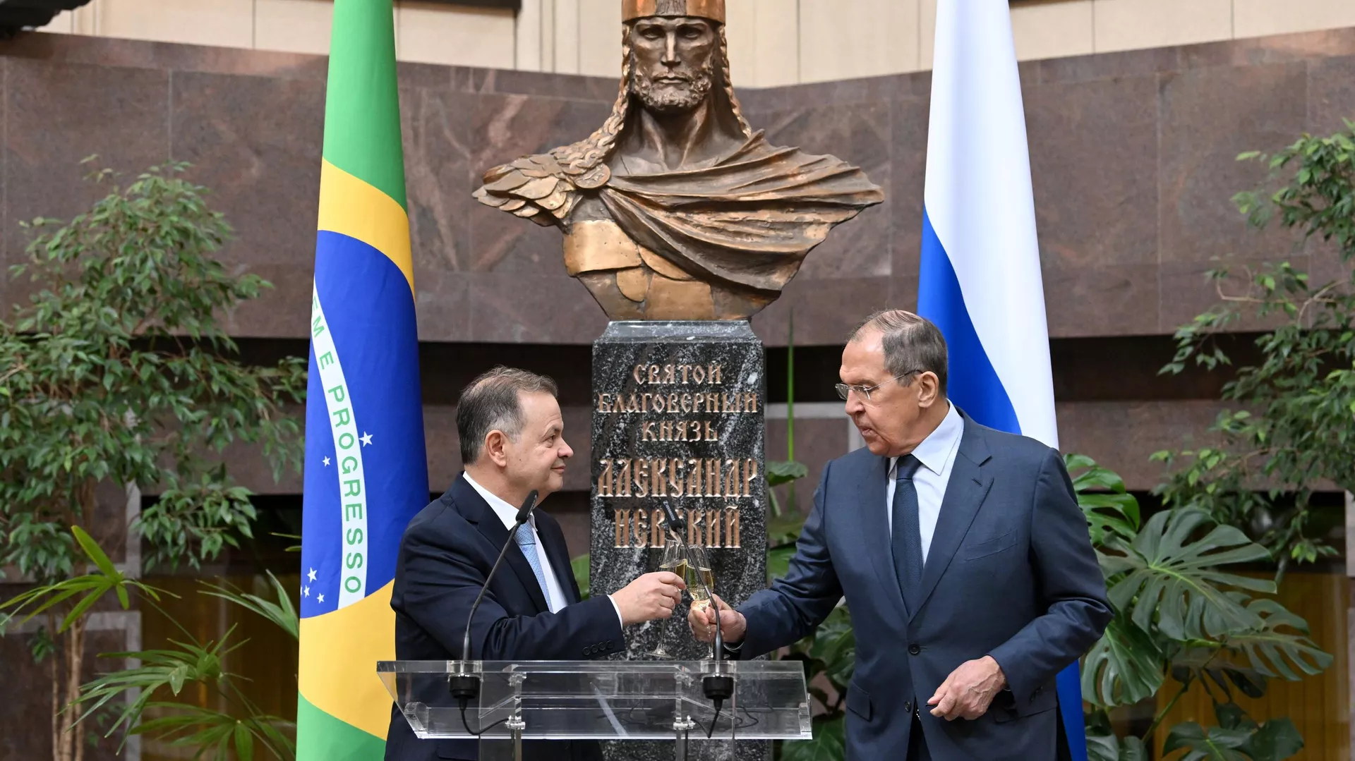 Embaixador do Brasil na Rússia, Rodrigo de Lima Baena Soares (à esquerda), e o ministro das Relações Exteriores da Rússia, Sergei Lavrov (à direita). Foto: © Sputnik / Roman Pyatakov