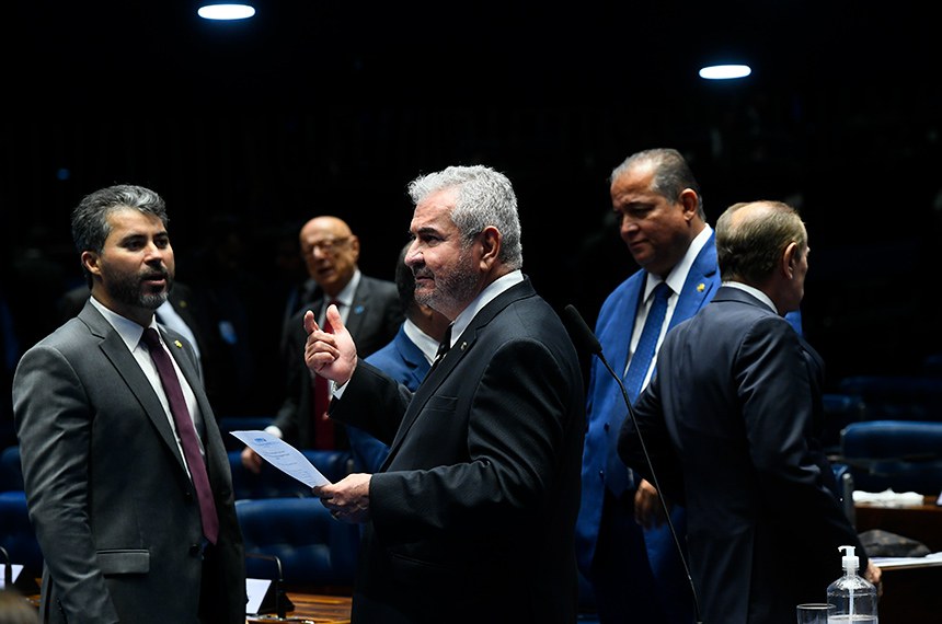 Angelo Coronel (C) defendeu a aprovação do texto na forma de seu relatório, mas emendas foram acatadas. Foto: Marcos Oliveira/Agência Senado