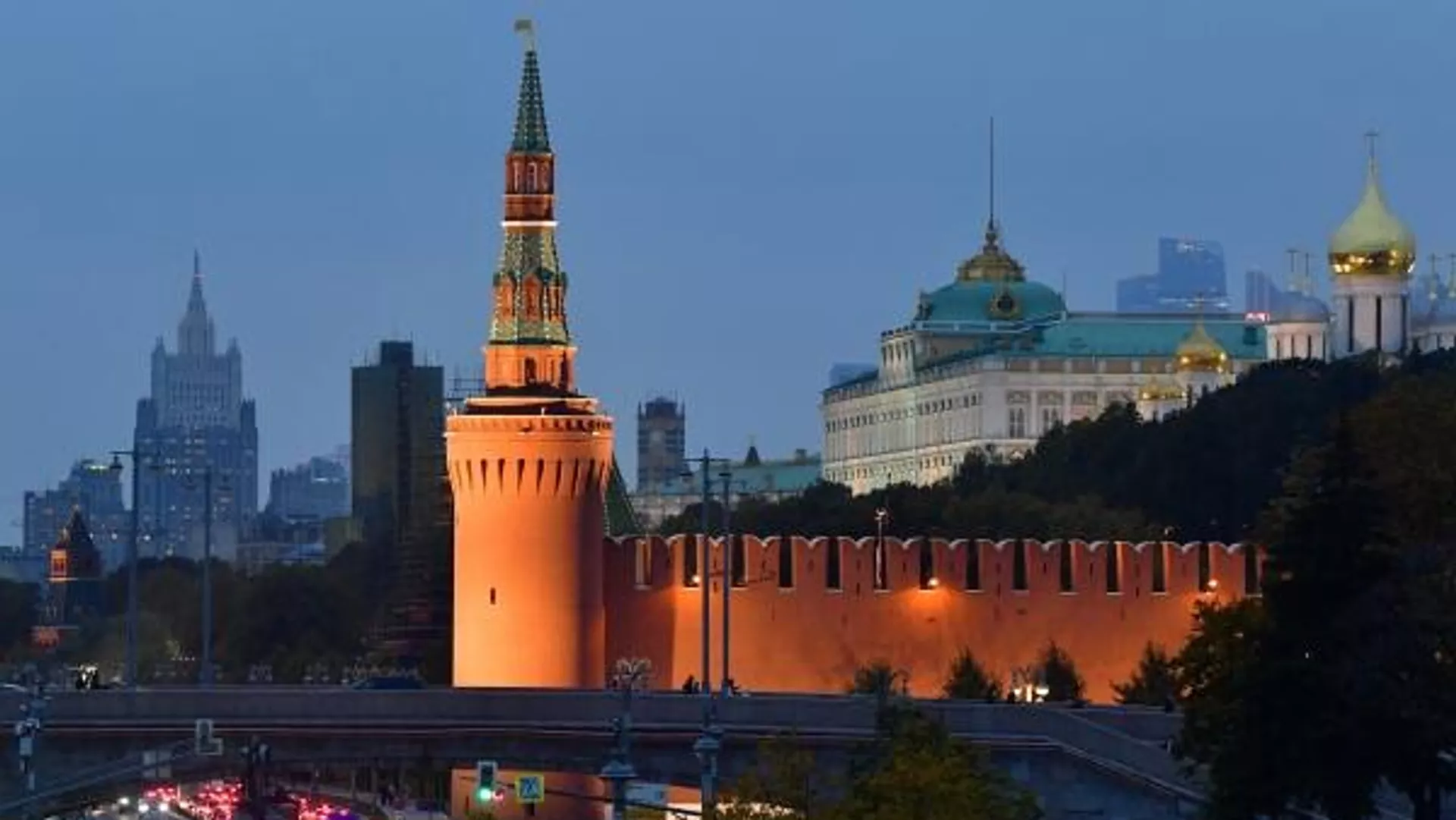 Muralhas e torres do Kremlin, com a sede do Ministério das Relações Exteriores da Rússia, em Moscou. Foto: © Sputnik / Aleksei Maishev