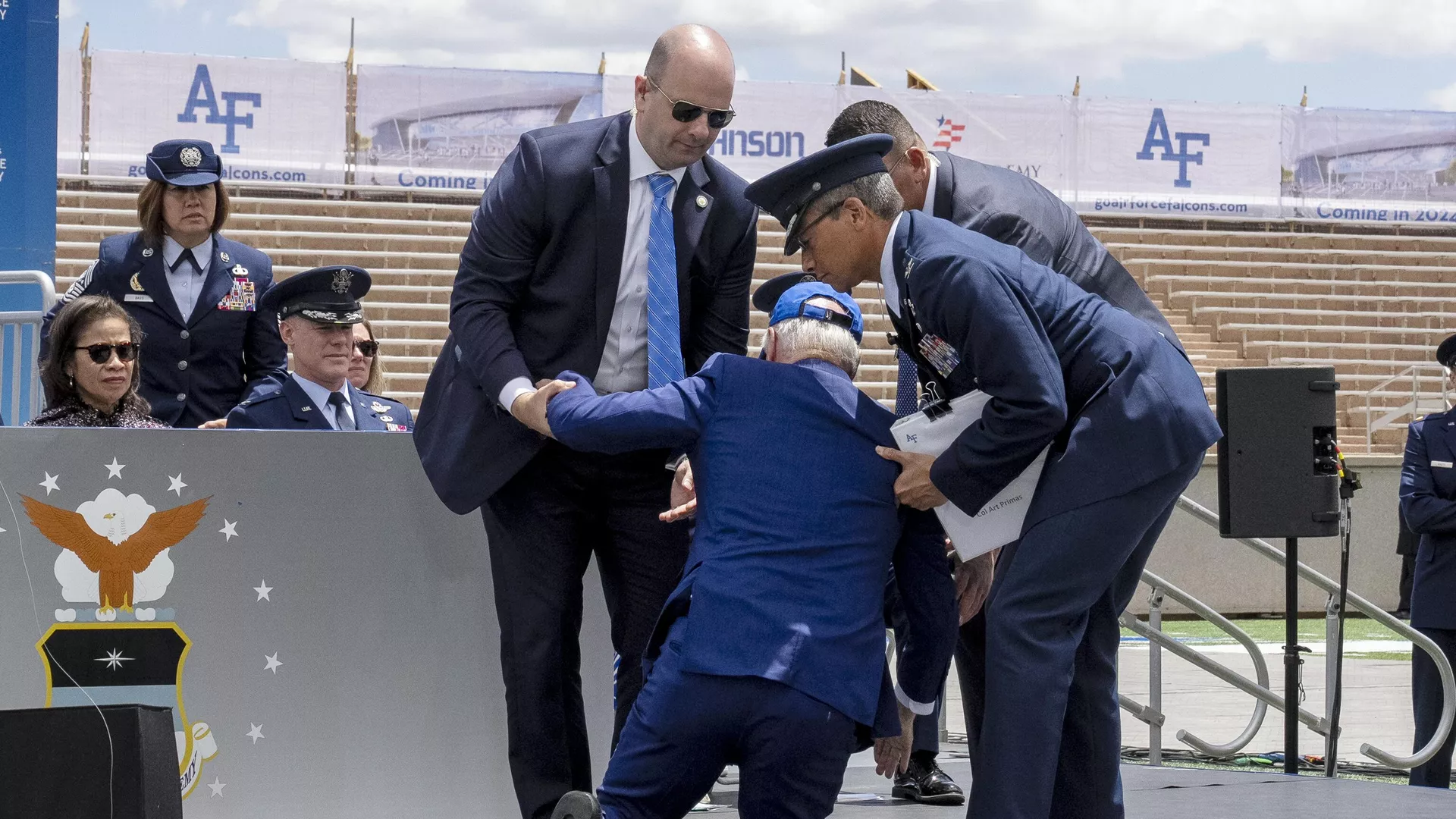 Joe Biden, presidente dos EUA, cai no palco durante cerimônia. Foto: © AP Photo / Andrew Harnik /Sputnik Brasil