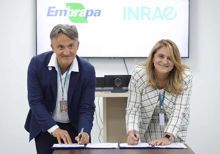 Presidentes do Inrae, Philippe Mauguin, e da Embrapa, Silvia Massruhá, assinam memorando de entendimento. Foto: Embrapa