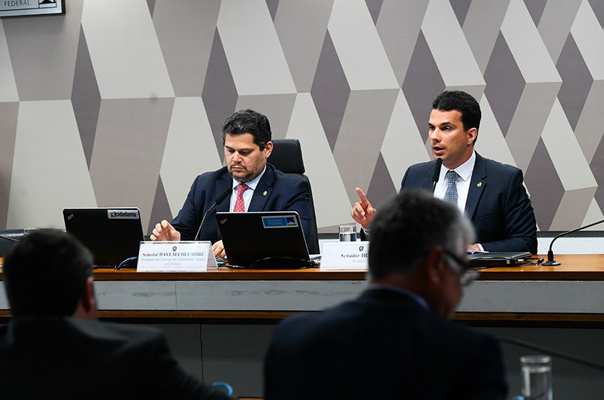 O presidente da CCJ, Davi Alcolumbre, e o relator do projeto, senador Irajá, na reunião desta quarta. Foto: Marcos Oliveira/Agência Senado 