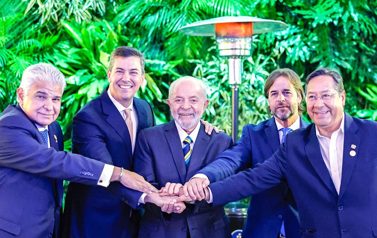 Lula entre os presidentes Ricardo Martinelli (Panamá, convidado), Santiago Peña (Paraguai), Lacalle Pou (Uruguai) e Luis Arce (Bolívia). Foto: Ricardo Stuckert