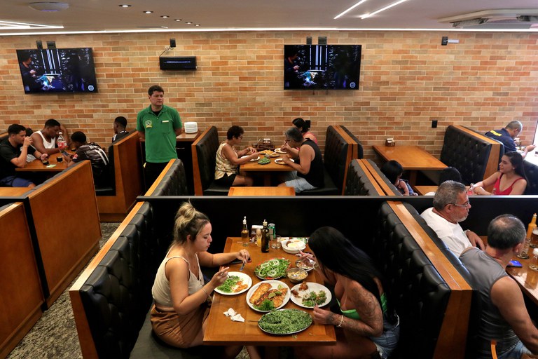 Serviços para famílias, como restaurantes, tiveram expansão de 3% frente a abri lFoto: Tânia Rêgo/Agência Brasil