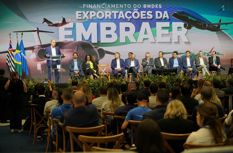 Mercadante, Lula e o presidente da Embraer, Francisco Gomes Neto. Foto: Edney Bello /Divulgação BNDES