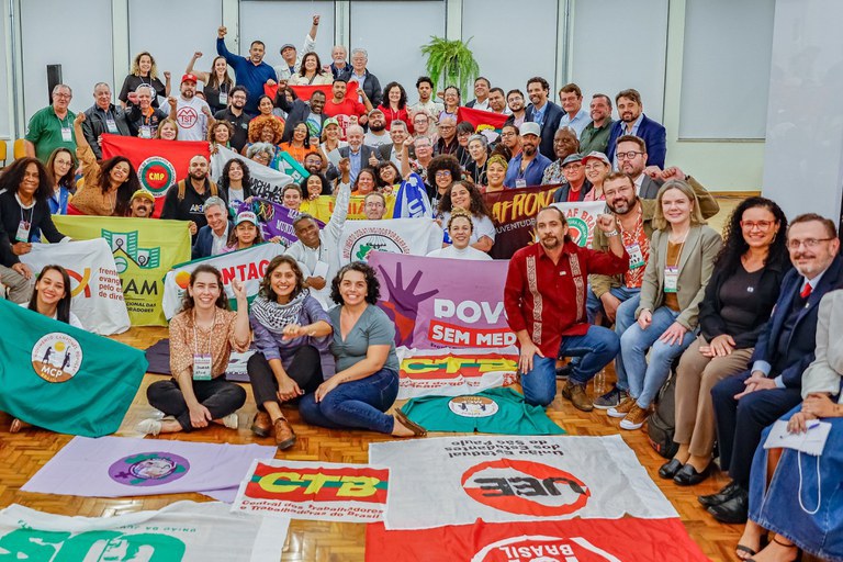 O presidente Lula ao lado de representantes de movimentos sociais: escuta e diálogo. Foto: Ricardo Stuckert / PR