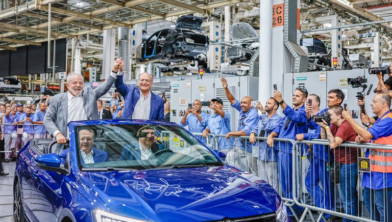 Alckmin e o presidente Lula em visita à fábrica da VW - 02/02/2024