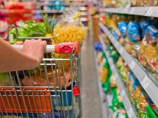 Alimentos e bebidas tiveram inflação reduzida em todas as faixas de renda. Foto: Agência Brasil