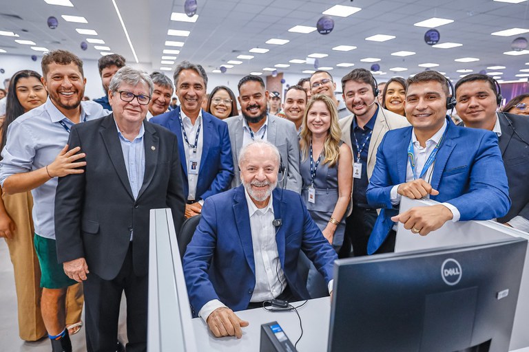 Lula visitou a nova unidade da AeC, em João Pessoa, e se encontrou com jovens trabalhadores da empresa. Foto: Ricardo Stuckert / PR