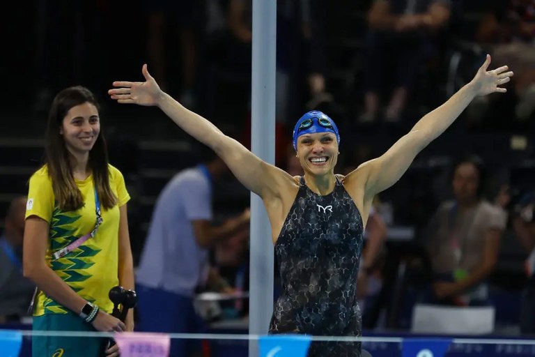 Carol Santiago comemora medalha de ouro nos Jogos de Paris. Foto:Silvio Ávila/CPB 