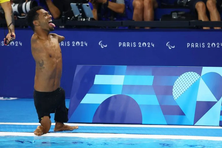 Gabriel Araújo comemora mais uma medalha de ouro em Paris 2024. Foto: Silvio Ávila/CPB