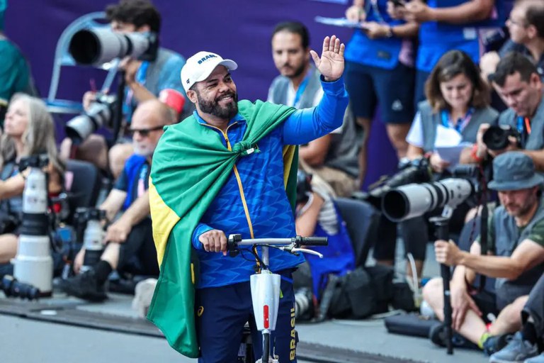 Claudiney Batista comemora medalha de ouro conquistada nos Jogos de Paris. Foto: Ana Patrícia Almeida/CPB