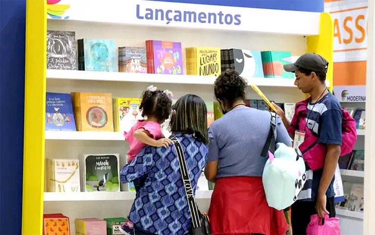 Assinatura ocorre nesta quinta (5), na 27ª edição da Bienal do Livro de São Paulo. Norma prevê fortalecimento de ações como o Programa Nacional do Livro e do Material Didático. Foto: Rovena Rosa / Agê