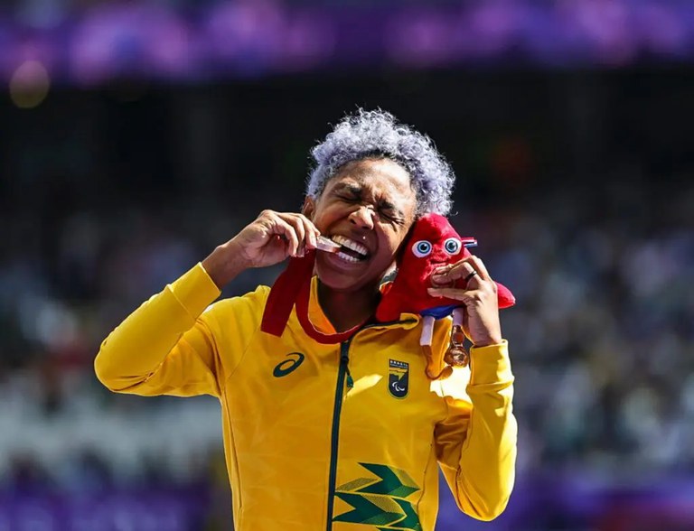 Antônia Keyla com sua medalha de bronze conquistada nos Jogos Paralímpicos de Paris. Foto: Alessandra Cabral/CPB 