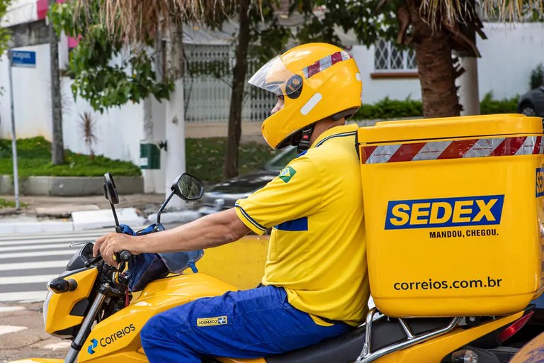 De moto, carro ou a pé: remédios entregues em casa