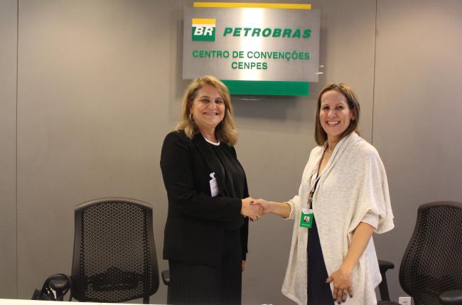 A presidente da Embrapa, Silvia Massruhá, visitou o Centro de Pesquisas da Petrobras e foi recebida pela gerente executiva Maiza Goulart. Foto: Agência Petrobras