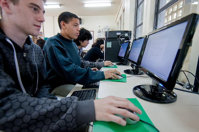 Com R$ 65 mi do BNDES, 181 novas torres de internet vão atender 124 favelas. Foto: BNDES/divulgação