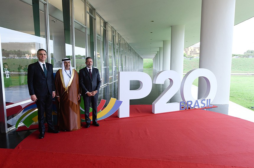 Pacheco e Lira em foto oficial com o presidente do Conselho Nacional dos Emirados Árabes Unidos, Tariq Altayer. Foto: Geraldo Magela/Agência Senado 