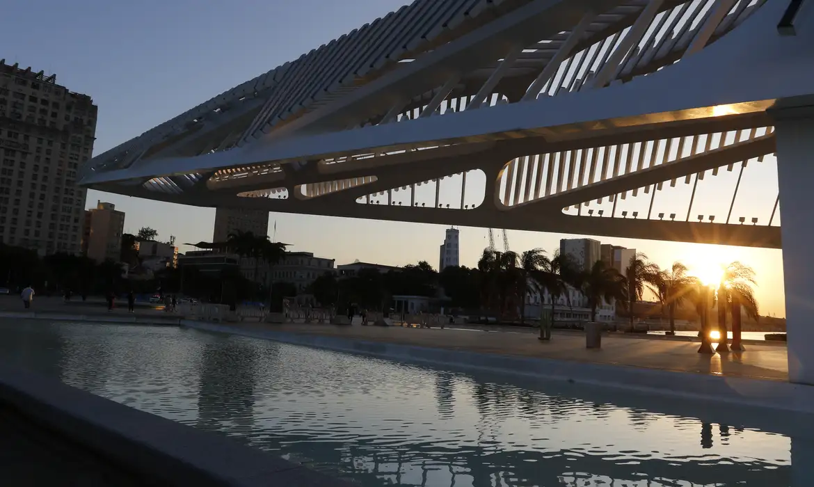 Vista do entardecer no Museu do Amanhã, na Praça Mauá. Foto: Fernando Frazão/Agência Brasil