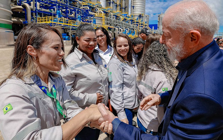 Lula cumprimenta trabalhadoras da Suzano durante visita à nova planta industrial. Foto: Ricardo Stuckert/PR