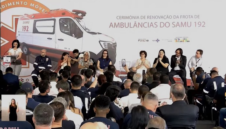 Nísia participa da entrega das novas ambulâncias