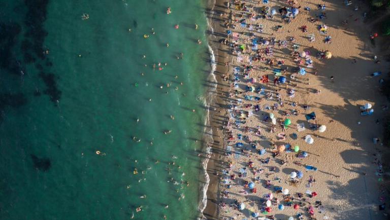 Entre aqueles que irão viajar na época mais quente do ano, a maioria escolheu um destino com praia, sendo o preferido por mais da metade dos brasileiros (54%) para curtir as férias. Foto: Divulgação / MTur