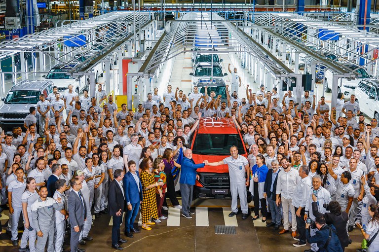 Lula, durante uma das visitas que têm feito a parques industriais; nesta foto, em fábrica da Stellantis, em junho de 2023. Foto: Ricardo Stuckert/PR