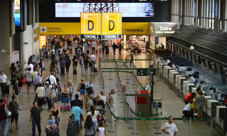 Movimentos nos aeroportos se espraia por toda a economia: Brasil em alta