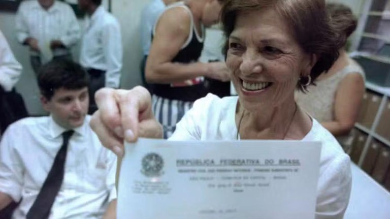 Eunice Paiva, ao receber a primeira certidão de óbito do marido, após muita luta, em 1996