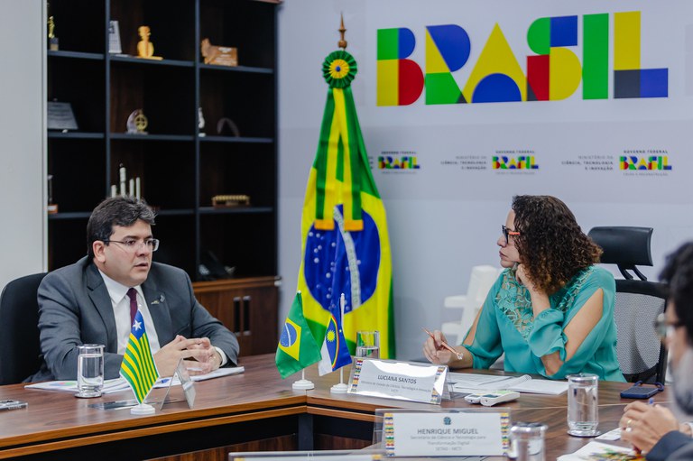 Rafael Fonteles e Luciana Santos conversam sobre o projeto, em Brasília. Foto: Luara Baggi / MCTI