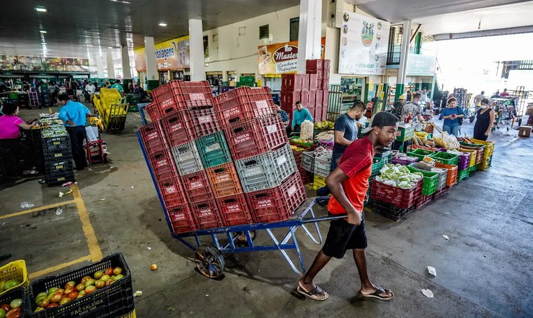 Pesquisa da Conab toma preços em centrais de abastecimento. Foto: Rafa Neddermeyer/Agência Brasil