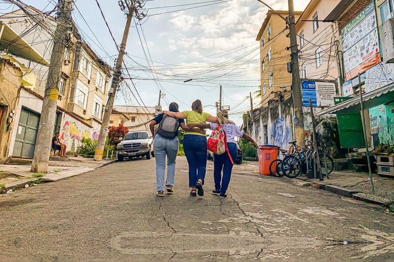 Agentes comunitárias e residentes, Priscila Santos, Jessica Macedo e Gabrielle Peloni sobem ao Morro dos Macacos (RJ). Foto: Beatriz Pinheiro/Revista Radis