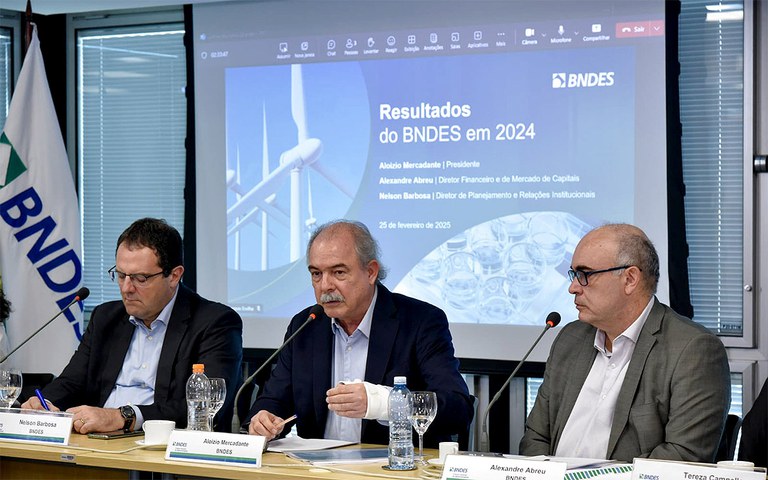 Mercadante (ao centro): "Esperamos atingir 2% do PIB de aprovações (de créditos) até 2026 e 1,5% com desembolsos até 2026". Foto: Rossana Fraga/BNDES