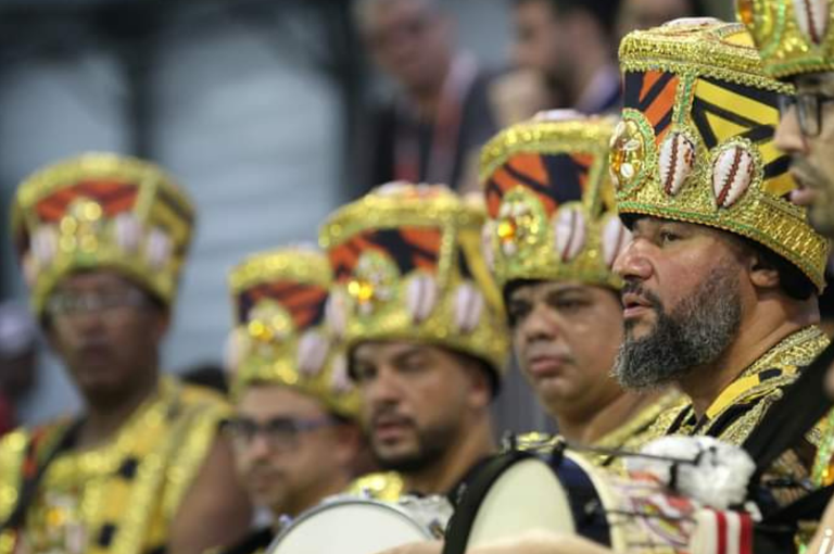 O Carnaval expressa uma diversidade de ritmos, cores e estéticas. Marchinhas, samba, frevo, axé, maracatu e tantos outros sons