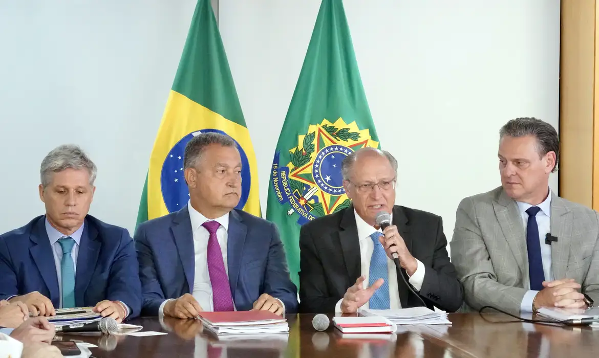 Ministro do Desenvolvimento Agrário e Agricultura Familiar Paulo Teixeira, ministro da Casa Civil Rui Cosa, vice Presidente da República Geraldo Alckmin e o ministro da Agricultura Carlos Fávaro durante anúncio de medidas para redução do preço dos alimentos, no Palácio do Planalto. Foto: Cadu Gomes/VPR