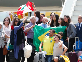 Repatriados do Líbano são recebidos por Lula em São Paulo