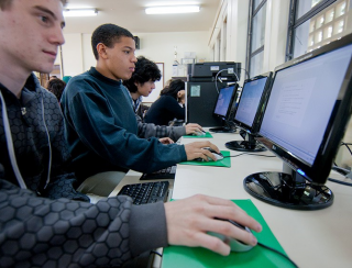 Com R$ 65 mi do BNDES, 181 novas torres de internet vão atender 124 favelas