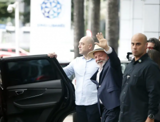 Lula recebe alta hospitalar e ficará em SP até quinta-feira