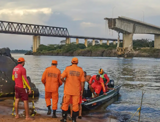 Chega a oito o número de mortes confirmadas após queda de ponte