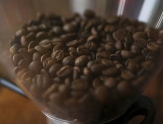 'Todo mundo está iludido': cientistas estabelecem horário seguro para tomar café