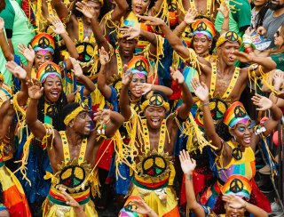 Olodum desfila riqueza musical, cultural e alegórica no Pelourinho