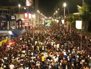 Pipoca do Kannário lota Farol da Barra no 2º dia do Carnaval de Salvador