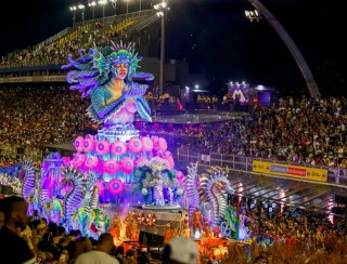 Sete escolas de samba abrem os desfiles no Sambódromo do Anhembi