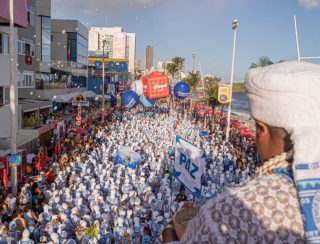 Tapete Branco dos Filhos de Gandhy toma conta do Circuito Barra-Ondina no penúltimo dia do Carnaval