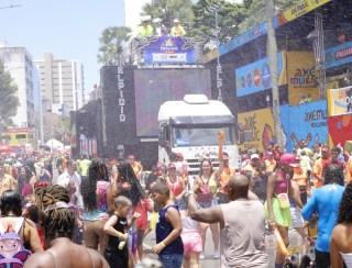 Com novo recorde de turistas, Carnaval da Bahia é marcado pela globalização